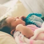 Bébé endormi dans son lit