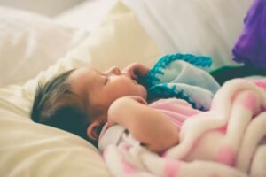 Bébé endormi dans son lit