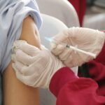 Vaccination contre la grippe dans le haut du bras